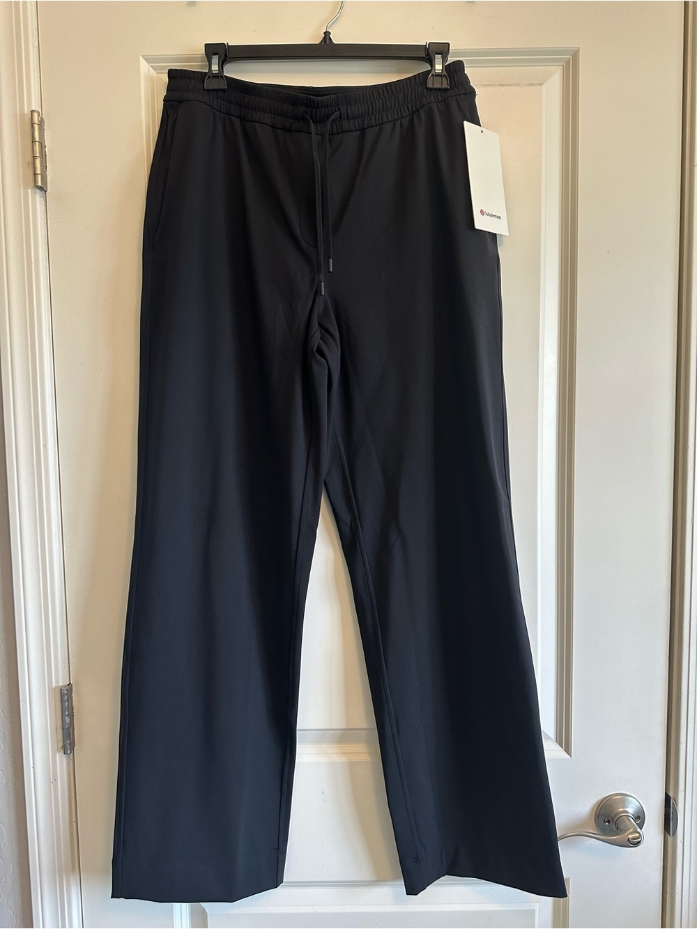 lululemon athletica Black straight leg MR Luxtreme pant Sweatpants Regular